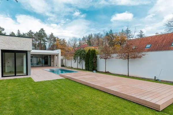 <p><strong>WPC designové pojízdné zastřešení…</strong></p>
<p>V této realizaci je vidět perfektní využití pochozí pojízdné terasy Slide Wood. Pozemek zde není nikterak velký a díky pochozímu zastřešení tu vznikla plně využitelná terasa a při jejím odsunu se majitelé domu mohou pohodlně vykoupat.</p>
<p>Moderní dům, ke kterému se velmi hodí bazénové zastřešení obložené WPC-dřevoplastem.</p>