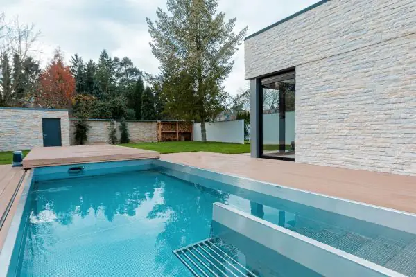 <p><strong>WPC designové pojízdné zastřešení…</strong></p>
<p>V této realizaci je vidět perfektní využití pochozí pojízdné terasy Slide Wood. Pozemek zde není nikterak velký a díky pochozímu zastřešení tu vznikla plně využitelná terasa a při jejím odsunu se majitelé domu mohou pohodlně vykoupat.</p>
<p>Moderní dům, ke kterému se velmi hodí bazénové zastřešení obložené WPC-dřevoplastem.</p>