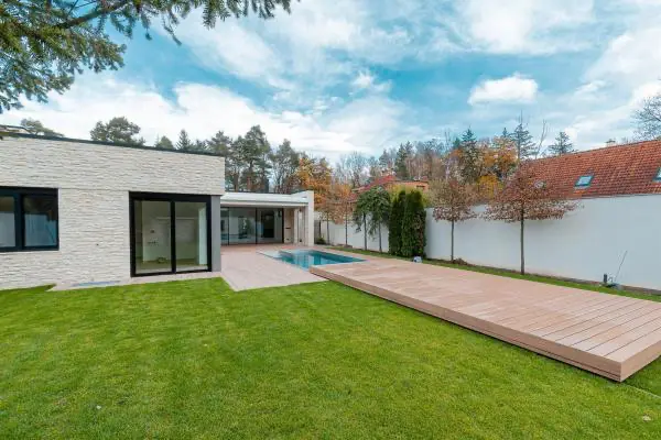 <p><strong>WPC designové pojízdné zastřešení…</strong></p>
<p>V této realizaci je vidět perfektní využití pochozí pojízdné terasy Slide Wood. Pozemek zde není nikterak velký a díky pochozímu zastřešení tu vznikla plně využitelná terasa a při jejím odsunu se majitelé domu mohou pohodlně vykoupat.</p>
<p>Moderní dům, ke kterému se velmi hodí bazénové zastřešení obložené WPC-dřevoplastem.</p>