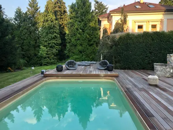 <p>Toto bazénové zastřešení krásně dotváří atmosféru prvorepublikové vily a přilehlé zahrady. Svým přírodně dřevěným designem splývá s hustou zelení na zahradě a podtrhuje honosnost této velké prvorepublikové vily. Zastřešení se odsouvá pomocí elektrického motoru.</p>
