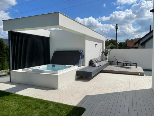 <p>Designové dvou segmentové pochozí zastřešení pro moderní dům. Dva segmenty se odsouvají od sebe, přičemž jeden segment se odsouvá pod relaxační lavici a vytváří tím odpočinkovou terasu pod dřevěnou lavicí. Toto zastřešení svým designem skvěle zapadá do koncepce moderního domu. Povrch bazénového krytu je obložen dřevěnými terasovými prkny Douglaska.</p>
