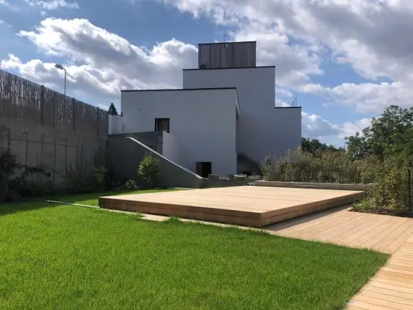 <p>Toto bazénové zakrytí je obloženo dřevěnými terasovými prkny Garapa a odsouvá se pomocí elektrického motoru. Při odsunu se zastřešení stává ideálním místem pro odpočinek a relaxaci u bazénu.</p>
