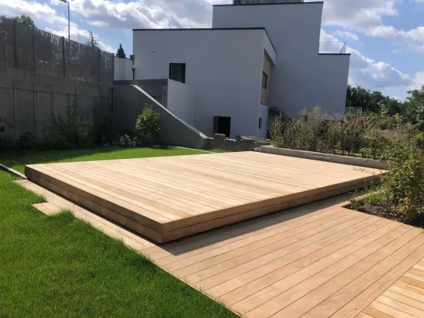 <p>Toto bazénové zakrytí je obloženo dřevěnými terasovými prkny Garapa a odsouvá se pomocí elektrického motoru. Při odsunu se zastřešení stává ideálním místem pro odpočinek a relaxaci u bazénu.</p>
