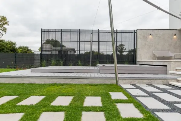 <h3>Důmyslně navržené zastřešení na bazén</h3>

<p>Vzniklá šachta, která zachází pod terasu domu, dává prostor pro odsun bazénového zastřešení. Celý kryt se skládá ze dvou částí, kdy menší část zajíždí do vetší. U této realizace dochází k velké úspoře místa na zahradě a při odsunu zastřešení si majitelé ani nevšimnou, že se zde kryt nachází.</p>
