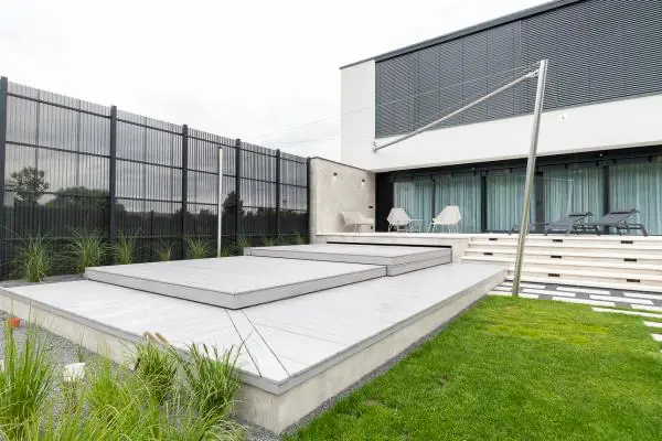 <h3>Důmyslně navržené zastřešení na bazén</h3>

<p>Vzniklá šachta, která zachází pod terasu domu, dává prostor pro odsun bazénového zastřešení. Celý kryt se skládá ze dvou částí, kdy menší část zajíždí do vetší. U této realizace dochází k velké úspoře místa na zahradě a při odsunu zastřešení si majitelé ani nevšimnou, že se zde kryt nachází.</p>
