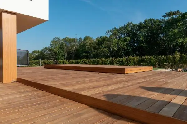 <p><strong>Garapa v hlavní roli…</strong></p>
<p>U tohoto zastřešení se výrazně projevuje exotické dřevo Garapa. Pochozí kryt bazénu tvoří kompaktní prvek s terasou a celou přírodní atmosféru dotváří stromy a keře kolem zahrady.</p>