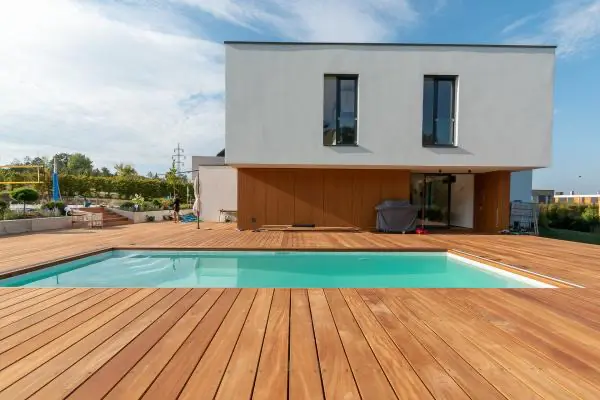 <p><strong>Garapa v hlavní roli…</strong></p>
<p>U tohoto zastřešení se výrazně projevuje exotické dřevo Garapa. Pochozí kryt bazénu tvoří kompaktní prvek s terasou a celou přírodní atmosféru dotváří stromy a keře kolem zahrady.</p>