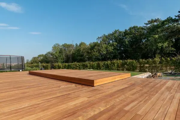 <p><strong>Garapa v hlavní roli…</strong></p>
<p>U tohoto zastřešení se výrazně projevuje exotické dřevo Garapa. Pochozí kryt bazénu tvoří kompaktní prvek s terasou a celou přírodní atmosféru dotváří stromy a keře kolem zahrady.</p>