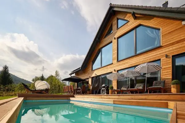 <h3>Bazénový kryt v souladu s přírodou</h3>
<p>Roubený dům, zasazený uprostřed krásné podkrkonošské přírody, neměl být nijak rušen okolními vjemy. Od majitelů byla žádost na vytvoření bazénového zastřešení, které splyne s přilehlou terasou a celým okolím. Kryt zde navazuje přímo na hranu terasy a díky tomu tvoří s terasou vždy jeden celek.</p>