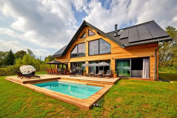 <h3>Bazénový kryt v souladu s přírodou</h3>
<p>Roubený dům, zasazený uprostřed krásné podkrkonošské přírody, neměl být nijak rušen okolními vjemy. Od majitelů byla žádost na vytvoření bazénového zastřešení, které splyne s přilehlou terasou a celým okolím. Kryt zde navazuje přímo na hranu terasy a díky tomu tvoří s terasou vždy jeden celek.</p>