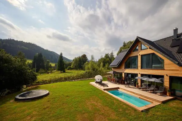 <h3>Bazénový kryt v souladu s přírodou</h3>
<p>Roubený dům, zasazený uprostřed krásné podkrkonošské přírody, neměl být nijak rušen okolními vjemy. Od majitelů byla žádost na vytvoření bazénového zastřešení, které splyne s přilehlou terasou a celým okolím. Kryt zde navazuje přímo na hranu terasy a díky tomu tvoří s terasou vždy jeden celek.</p>