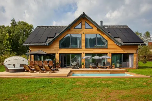 <h3>Bazénový kryt v souladu s přírodou</h3>
<p>Roubený dům, zasazený uprostřed krásné podkrkonošské přírody, neměl být nijak rušen okolními vjemy. Od majitelů byla žádost na vytvoření bazénového zastřešení, které splyne s přilehlou terasou a celým okolím. Kryt zde navazuje přímo na hranu terasy a díky tomu tvoří s terasou vždy jeden celek.</p>