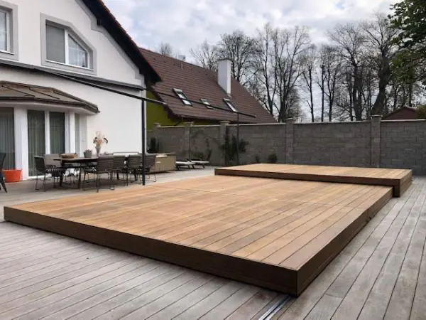 <p>U této realizace je vidět variabilita bazénového zastřešení Slide Wood. Pojízdné pochozí zastřešení je tvořeno ze třech dílů. Dva segmenty zajíždějí do sebe a třetí segment odjíždí na opačnou stranu. Povrch zastřešení tvoří terasová prkna z exotického dřeva IPE.</p>
