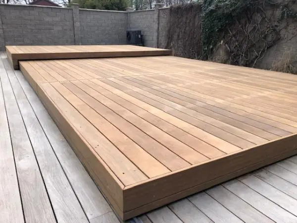 <p>U této realizace je vidět variabilita bazénového zastřešení Slide Wood. Pojízdné pochozí zastřešení je tvořeno ze třech dílů. Dva segmenty zajíždějí do sebe a třetí segment odjíždí na opačnou stranu. Povrch zastřešení tvoří terasová prkna z exotického dřeva IPE.</p>
