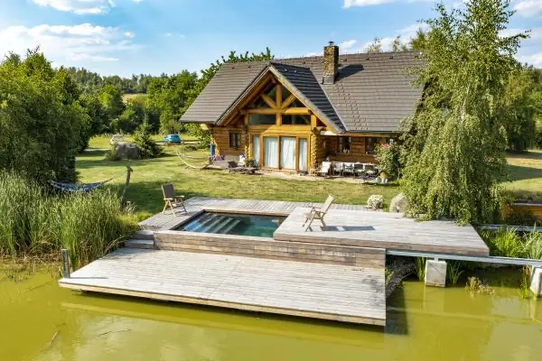 <h3>Neviditelný bazén na břehu rybníka</h3>

<p>Nádherný kryt bazénu u rybníka dotváří celý koncept, zvolený majitelem. Přilehlý roubený dům je vsazen do přírody, kde se vyjímá velký rybník s ostrůvkem. Bazén, který byl vytvořen na břehu rybníka, tak zakrývá zastřešení a vytváří dojem, že se zde nachází pouze dřevěné molo.</p>
