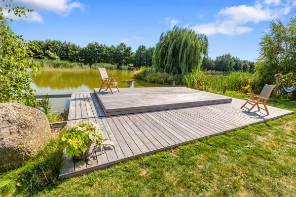 <h3>Neviditelný bazén na břehu rybníka</h3>

<p>Nádherný kryt bazénu u rybníka dotváří celý koncept, zvolený majitelem. Přilehlý roubený dům je vsazen do přírody, kde se vyjímá velký rybník s ostrůvkem. Bazén, který byl vytvořen na břehu rybníka, tak zakrývá zastřešení a vytváří dojem, že se zde nachází pouze dřevěné molo.</p>
