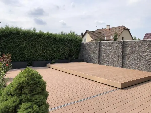 <p>Na této realizaci vyniká wpc obložení konstrukce pochozího zastřešení. Barva wpc prken byla vybrána s ohledem na barvu fólie v bazénu. Díky tomu bazén ladí se zastřešením a vytvořil se tak kompaktní prvek v celé zahradě.</p>
