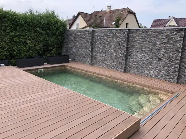 <p>Na této realizaci vyniká wpc obložení konstrukce pochozího zastřešení. Barva wpc prken byla vybrána s ohledem na barvu fólie v bazénu. Díky tomu bazén ladí se zastřešením a vytvořil se tak kompaktní prvek v celé zahradě.</p>
