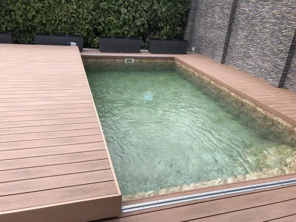 <p>Na této realizaci vyniká wpc obložení konstrukce pochozího zastřešení. Barva wpc prken byla vybrána s ohledem na barvu fólie v bazénu. Díky tomu bazén ladí se zastřešením a vytvořil se tak kompaktní prvek v celé zahradě.</p>
