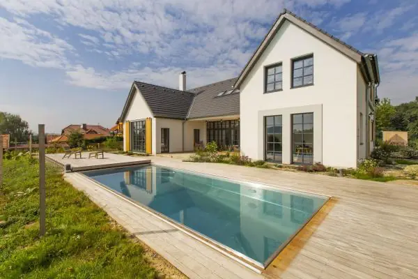 <h3>Exotika v podobě dřevěného zastřešení</h3>

<p>Kousek za Prahou, v odlehlé části Číčovic, se nachází moderní dům ve venkovském stylu. Zadání od majitelů, bylo vyrobit kryt na bazén, o rozměru 9,8 x 3,8 metrů, který žádným způsobem nenaruší koncept zahrady a domu. Na tomto zastřešení vyniká krásné exotické dřevo garapa.</p>
