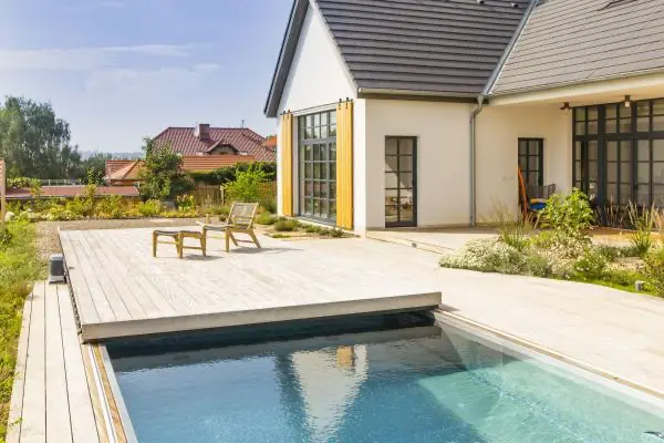 <h3>Exotika v podobě dřevěného zastřešení</h3>

<p>Kousek za Prahou, v odlehlé části Číčovic, se nachází moderní dům ve venkovském stylu. Zadání od majitelů, bylo vyrobit kryt na bazén, o rozměru 9,8 x 3,8 metrů, který žádným způsobem nenaruší koncept zahrady a domu. Na tomto zastřešení vyniká krásné exotické dřevo garapa.</p>
