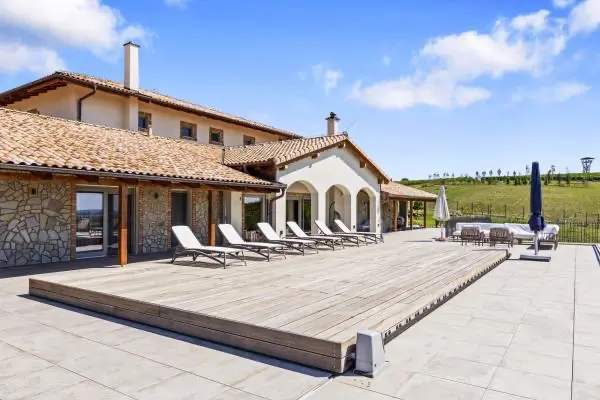 <h3>Masterpiece na jižní Moravě</h3>
<p>Tento skvost se nachází na jižní Moravě a vytváří dojem klasického provencálského stylu. Zastřešení bazénu byla doposud jedna z největších výzev, před kterou se Slide Wood postavil. Kryt v této realizaci má nevídané rozměry 11,4 m x 6,55 metrů. Lehátka, která jsou umístěna na tomto zastřešení, nabízí nepopsatelný výhled na vinice, které obklopují celou rezidenci.</p>