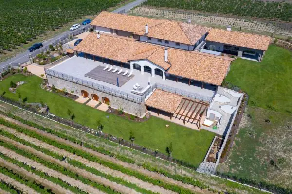 <h3>Masterpiece na jižní Moravě</h3>
<p>Tento skvost se nachází na jižní Moravě a vytváří dojem klasického provencálského stylu. Zastřešení bazénu byla doposud jedna z největších výzev, před kterou se Slide Wood postavil. Kryt v této realizaci má nevídané rozměry 11,4 m x 6,55 metrů. Lehátka, která jsou umístěna na tomto zastřešení, nabízí nepopsatelný výhled na vinice, které obklopují celou rezidenci.</p>