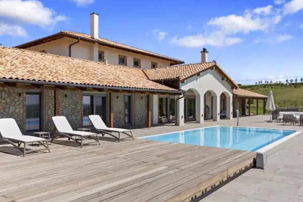 <h3>Masterpiece na jižní Moravě</h3>
<p>Tento skvost se nachází na jižní Moravě a vytváří dojem klasického provencálského stylu. Zastřešení bazénu byla doposud jedna z největších výzev, před kterou se Slide Wood postavil. Kryt v této realizaci má nevídané rozměry 11,4 m x 6,55 metrů. Lehátka, která jsou umístěna na tomto zastřešení, nabízí nepopsatelný výhled na vinice, které obklopují celou rezidenci.</p>