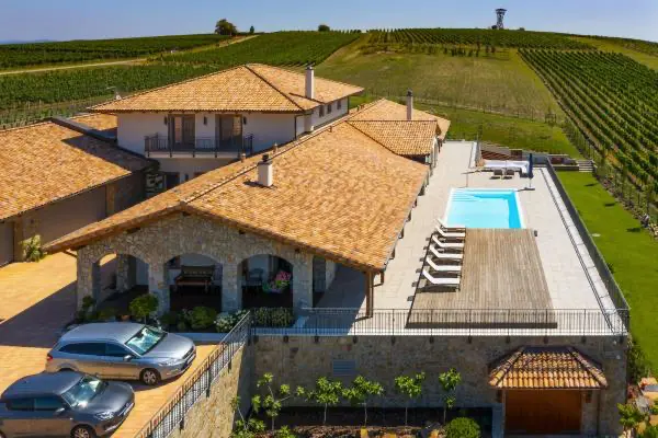 <h3>Masterpiece na jižní Moravě</h3>
<p>Tento skvost se nachází na jižní Moravě a vytváří dojem klasického provencálského stylu. Zastřešení bazénu byla doposud jedna z největších výzev, před kterou se Slide Wood postavil. Kryt v této realizaci má nevídané rozměry 11,4 m x 6,55 metrů. Lehátka, která jsou umístěna na tomto zastřešení, nabízí nepopsatelný výhled na vinice, které obklopují celou rezidenci.</p>