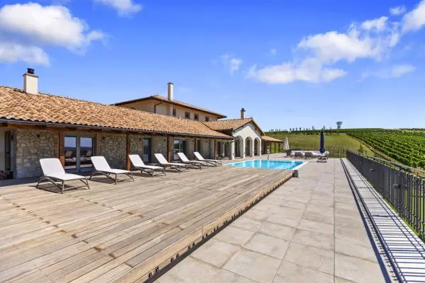 <h3>Masterpiece na jižní Moravě</h3>
<p>Tento skvost se nachází na jižní Moravě a vytváří dojem klasického provencálského stylu. Zastřešení bazénu byla doposud jedna z největších výzev, před kterou se Slide Wood postavil. Kryt v této realizaci má nevídané rozměry 11,4 m x 6,55 metrů. Lehátka, která jsou umístěna na tomto zastřešení, nabízí nepopsatelný výhled na vinice, které obklopují celou rezidenci.</p>