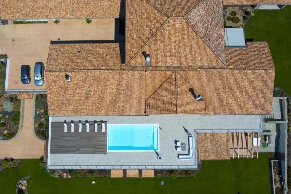 <h3>Masterpiece na jižní Moravě</h3>
<p>Tento skvost se nachází na jižní Moravě a vytváří dojem klasického provencálského stylu. Zastřešení bazénu byla doposud jedna z největších výzev, před kterou se Slide Wood postavil. Kryt v této realizaci má nevídané rozměry 11,4 m x 6,55 metrů. Lehátka, která jsou umístěna na tomto zastřešení, nabízí nepopsatelný výhled na vinice, které obklopují celou rezidenci.</p>