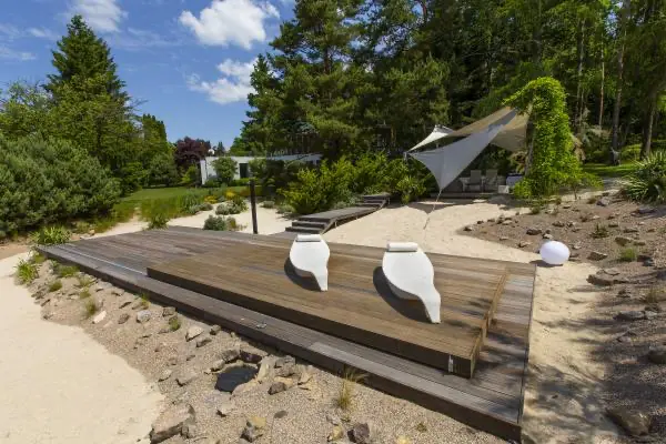 <p>Zastřešení bazénu s nádechem exotiky...</p>
<p>Nádherná realizace bazénového zastřešení, kde se prolíná písek a kámen, obklopen krásnou vegetací. Toto je skvělá ukázka, jak dřevěný pochozí kryt na bazén splyne s okolím a vůbec nenarušuje celý zahradní koncept, ale naopak vyzdvihuje přednosti ukrývající se v této exotické zahradě.</p>
<p>Na této realizaci se vyjímá exotické dřevo Bangkirai. </p>