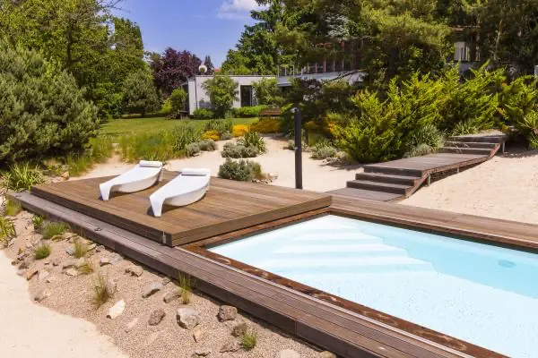 <p>Zastřešení bazénu s nádechem exotiky...</p>
<p>Nádherná realizace bazénového zastřešení, kde se prolíná písek a kámen, obklopen krásnou vegetací. Toto je skvělá ukázka, jak dřevěný pochozí kryt na bazén splyne s okolím a vůbec nenarušuje celý zahradní koncept, ale naopak vyzdvihuje přednosti ukrývající se v této exotické zahradě.</p>
<p>Na této realizaci se vyjímá exotické dřevo Bangkirai. </p>