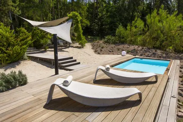 <p>Zastřešení bazénu s nádechem exotiky...</p>
<p>Nádherná realizace bazénového zastřešení, kde se prolíná písek a kámen, obklopen krásnou vegetací. Toto je skvělá ukázka, jak dřevěný pochozí kryt na bazén splyne s okolím a vůbec nenarušuje celý zahradní koncept, ale naopak vyzdvihuje přednosti ukrývající se v této exotické zahradě.</p>
<p>Na této realizaci se vyjímá exotické dřevo Bangkirai. </p>