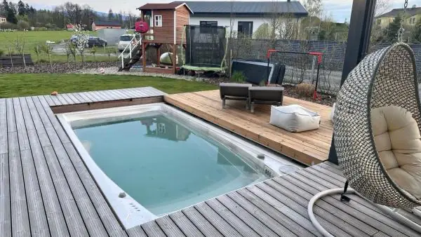 <p>U této realizace bylo podmínkou vytvořit zastřešení, které naváže na okolní terasu a vytvoří tak jeden velký celek. Byl zde kladen také velký důraz na funkčnost zastřešení, s ohledem na udržení stálé teploty, ve swim spa, v zimních měsících. Odezva od klienta byla více než pozitivní a zastřešení tak plní svou funkčnost do beze zbytku.</p>