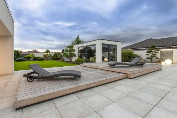 <p>Zastřešení v této realizaci se skládá ze 2 segmentů, přičemž menší segment zajíždí do většího segmentu. Opět se zde ukazuje, jak zastřešení ladí se zahradním konceptem a propojuje přírodu kolem s moderním designem domu. Majitelé domu využívají posuvné zastřešení taktéž jako slunnou terasu k odpočívání, či posezení s přáteli. Design zastřešení podtrhává exotické dřevo garapa.</p>