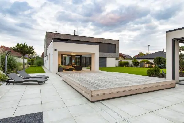 <p>Zastřešení v této realizaci se skládá ze 2 segmentů, přičemž menší segment zajíždí do většího segmentu. Opět se zde ukazuje, jak zastřešení ladí se zahradním konceptem a propojuje přírodu kolem s moderním designem domu. Majitelé domu využívají posuvné zastřešení taktéž jako slunnou terasu k odpočívání, či posezení s přáteli. Design zastřešení podtrhává exotické dřevo garapa.</p>