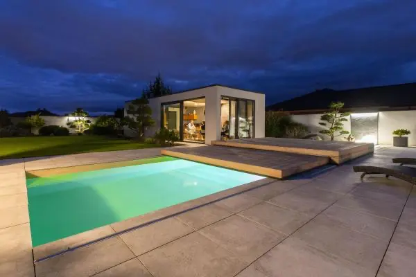 <p>Zastřešení v této realizaci se skládá ze 2 segmentů, přičemž menší segment zajíždí do většího segmentu. Opět se zde ukazuje, jak zastřešení ladí se zahradním konceptem a propojuje přírodu kolem s moderním designem domu. Majitelé domu využívají posuvné zastřešení taktéž jako slunnou terasu k odpočívání, či posezení s přáteli. Design zastřešení podtrhává exotické dřevo garapa.</p>