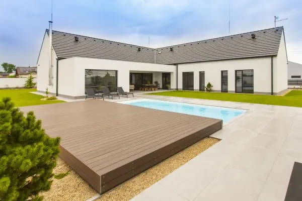 <p>Perfektní ukázka designového pojetí zastřešení Slide Wood, které do beze zbytku zapadá do venkovského stylu domu s moderními prvky v zahradě. Uprostřed veškerého dění se nachází pojízdné zastřešení bazénu, které rozšiřuje možnosti terasy mezi domem a zahradním domkem a zároveň pod sebou ukrývá rozměrný bazén, kde si majitelé mohou zaplavat a relaxovat v letních měsících. Jako povrchový materiál zde byl použit wpc dřevoplast.</p>
