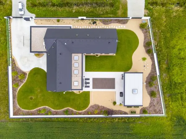 <p>Perfektní ukázka designového pojetí zastřešení Slide Wood, které do beze zbytku zapadá do venkovského stylu domu s moderními prvky v zahradě. Uprostřed veškerého dění se nachází pojízdné zastřešení bazénu, které rozšiřuje možnosti terasy mezi domem a zahradním domkem a zároveň pod sebou ukrývá rozměrný bazén, kde si majitelé mohou zaplavat a relaxovat v letních měsících. Jako povrchový materiál zde byl použit wpc dřevoplast.</p>
