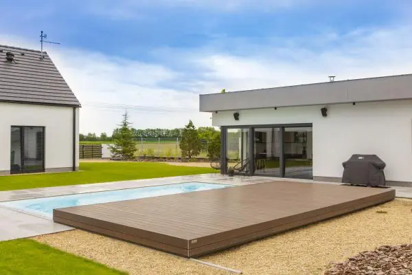 <p>Perfektní ukázka designového pojetí zastřešení Slide Wood, které do beze zbytku zapadá do venkovského stylu domu s moderními prvky v zahradě. Uprostřed veškerého dění se nachází pojízdné zastřešení bazénu, které rozšiřuje možnosti terasy mezi domem a zahradním domkem a zároveň pod sebou ukrývá rozměrný bazén, kde si majitelé mohou zaplavat a relaxovat v letních měsících. Jako povrchový materiál zde byl použit wpc dřevoplast.</p>
