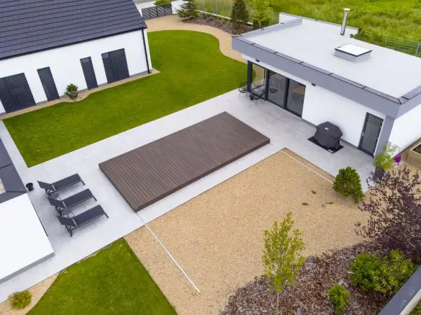 <p>Perfektní ukázka designového pojetí zastřešení Slide Wood, které do beze zbytku zapadá do venkovského stylu domu s moderními prvky v zahradě. Uprostřed veškerého dění se nachází pojízdné zastřešení bazénu, které rozšiřuje možnosti terasy mezi domem a zahradním domkem a zároveň pod sebou ukrývá rozměrný bazén, kde si majitelé mohou zaplavat a relaxovat v letních měsících. Jako povrchový materiál zde byl použit wpc dřevoplast.</p>
