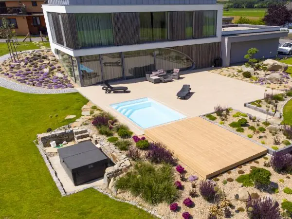 <div>Krása a souznění s přírodou…</div>

<div> </div>

<div>Výsledkem realizace na Ústecko-Orlicku je dokonalá symbióza mezi pochozím zastřešením, zahradou a rodinným domem. Zastřešení SlideWood pouze podtrhuje krásu zahradního konceptu, nijak ho nenarušuje a přispívá k celkové atmosféře klidu, přírody a relaxace. Barevný povrch zastřešení ladí s okolními barvami a taktéž výška bazénového krytí navazuje na přilehlý záhon. </div>

<div> </div>

<div>Majiteli se zde podařilo snoubit krásu, čistotu a smyslnost celého konceptu...</div>
