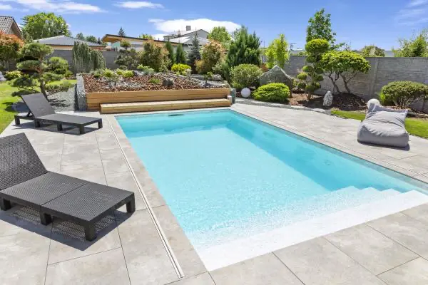 <h3>Skryté bazénové zastřešení</h3>

<p>Tato realizace vyniká především vytvořenou šachtou, do které zajíždí zastřešení bazénu. Nad šachtou si majitelé vytvořili přírodní skalku, plnou bonsají, okrasných dřevin a bylinek. Při zakrytí slouží kryt jako slunná terasa na opalování.</p>
