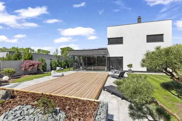 <h3>Skryté bazénové zastřešení</h3>

<p>Tato realizace vyniká především vytvořenou šachtou, do které zajíždí zastřešení bazénu. Nad šachtou si majitelé vytvořili přírodní skalku, plnou bonsají, okrasných dřevin a bylinek. Při zakrytí slouží kryt jako slunná terasa na opalování.</p>
