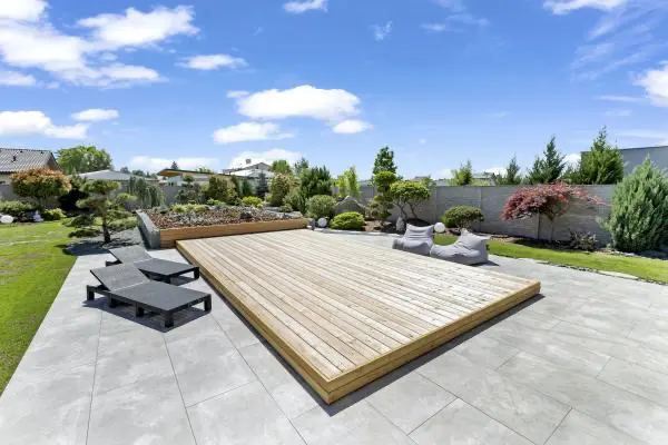 <h3>Skryté bazénové zastřešení</h3>

<p>Tato realizace vyniká především vytvořenou šachtou, do které zajíždí zastřešení bazénu. Nad šachtou si majitelé vytvořili přírodní skalku, plnou bonsají, okrasných dřevin a bylinek. Při zakrytí slouží kryt jako slunná terasa na opalování.</p>
